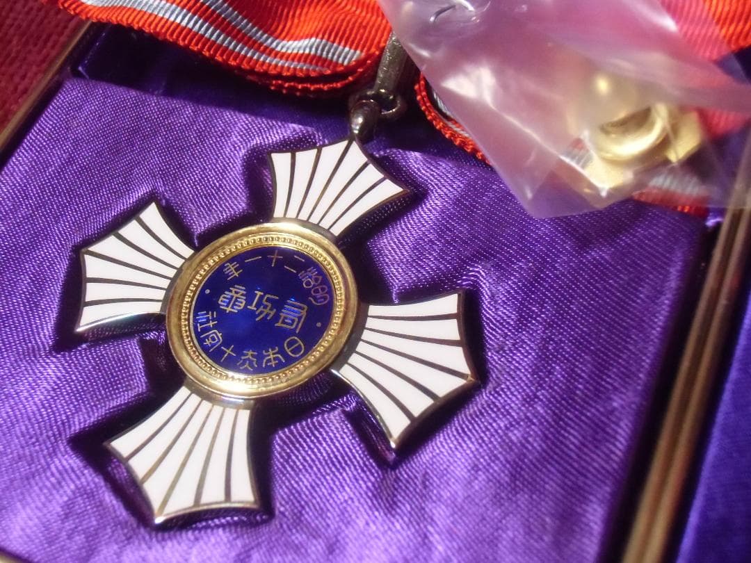 k*s様 ●日本の勲章/徽章＊日本赤十字社＊金色有功章＊女子用２個セット（実物）