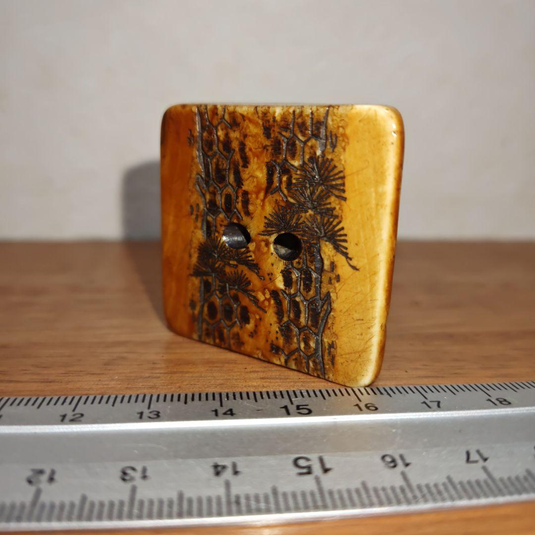 時代提物 七福神根付 天然素材【福禄寿】高さ約4.3cm 重さ約36ｇ 裏面 松