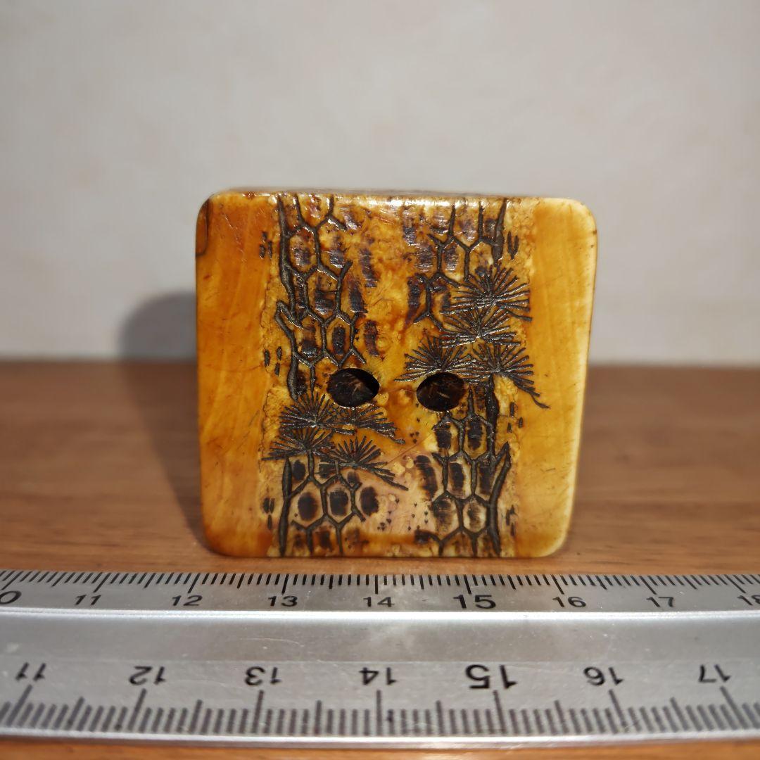 時代提物 七福神根付 天然素材【福禄寿】高さ約4.3cm 重さ約36ｇ 裏面 松