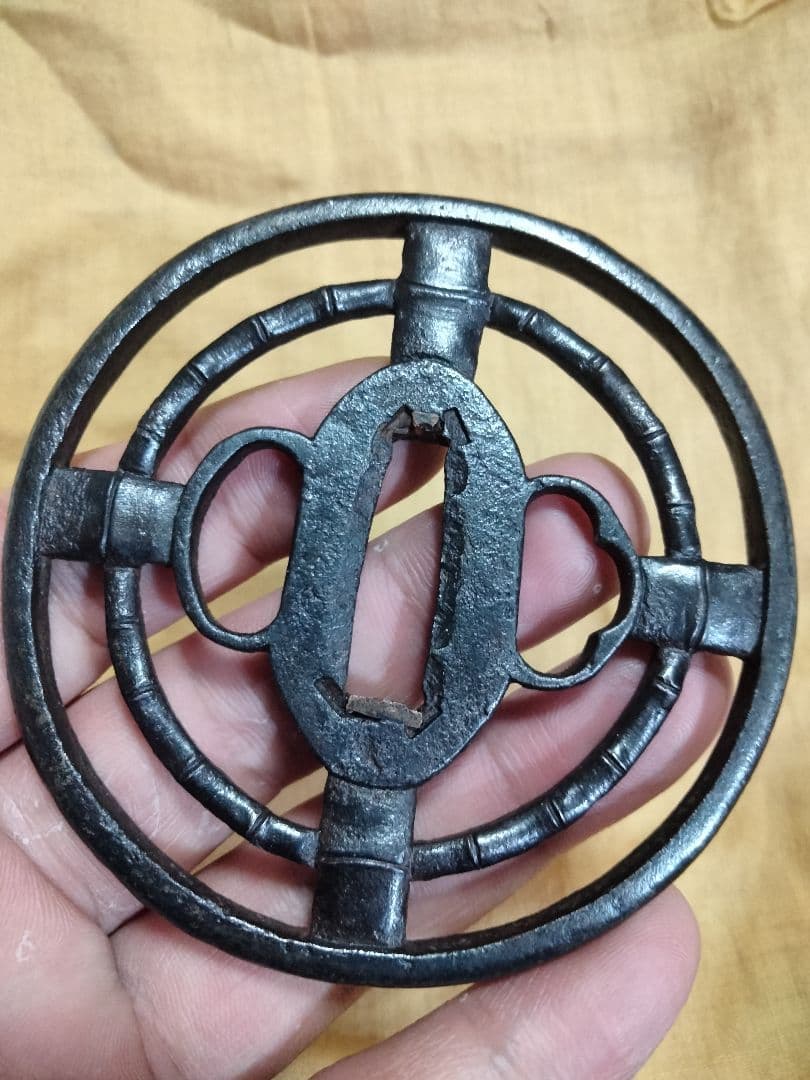 鉄地大鍔　鐔　(尾張　竹輪透かし)　室町〜江戸時代　箱付き