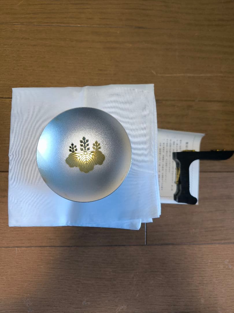 【現在高騰中　純銀999 68g】防衛大臣 永年勤続表彰記念銀杯 桐紋 台座箱付