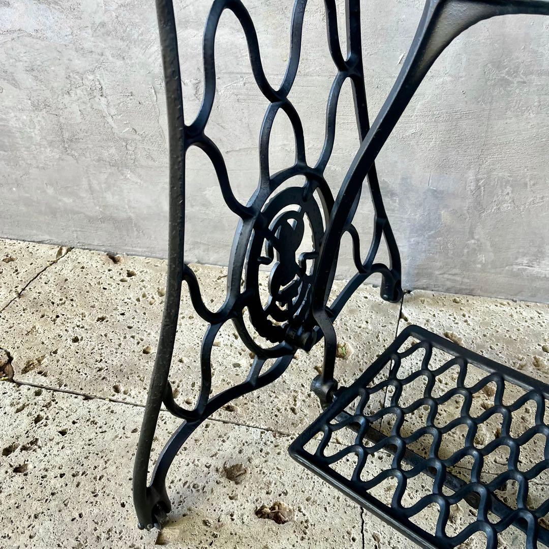 イギリス　アンティークミシン脚テーブル　SINGER 足踏みミシン　網目　鉄脚