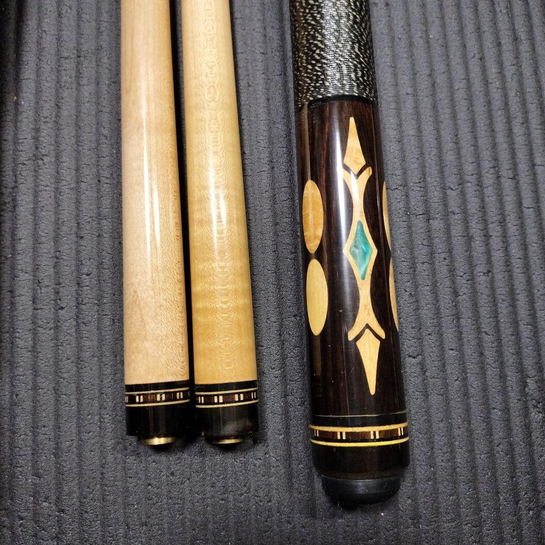 スリークッション用とナインボール用ビリヤードキューセットとスペアとケース付き