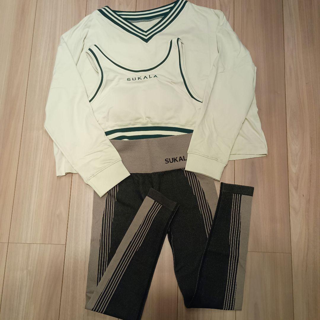 SUKALAブラトップ付きネックプルオーバーシャドーストライプメランジレギンス