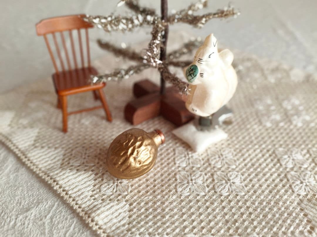 【たし1012さま】vintage ❀ マットゴールドの クルミオーナメント