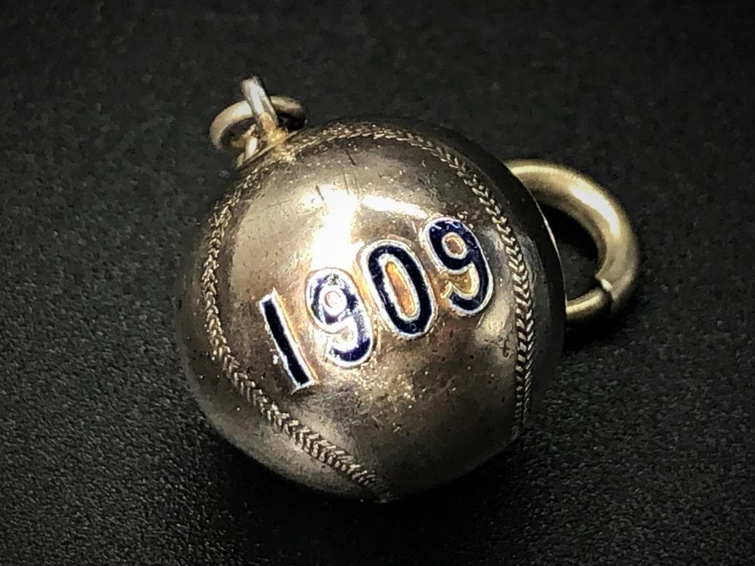 【 116年前のMLBキーホルダー 】 1909年　銀鍍金ボール型