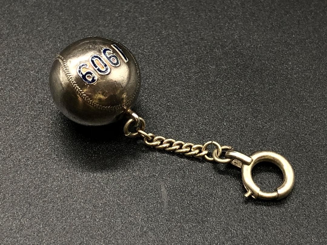 【 116年前のMLBキーホルダー 】 1909年　銀鍍金ボール型