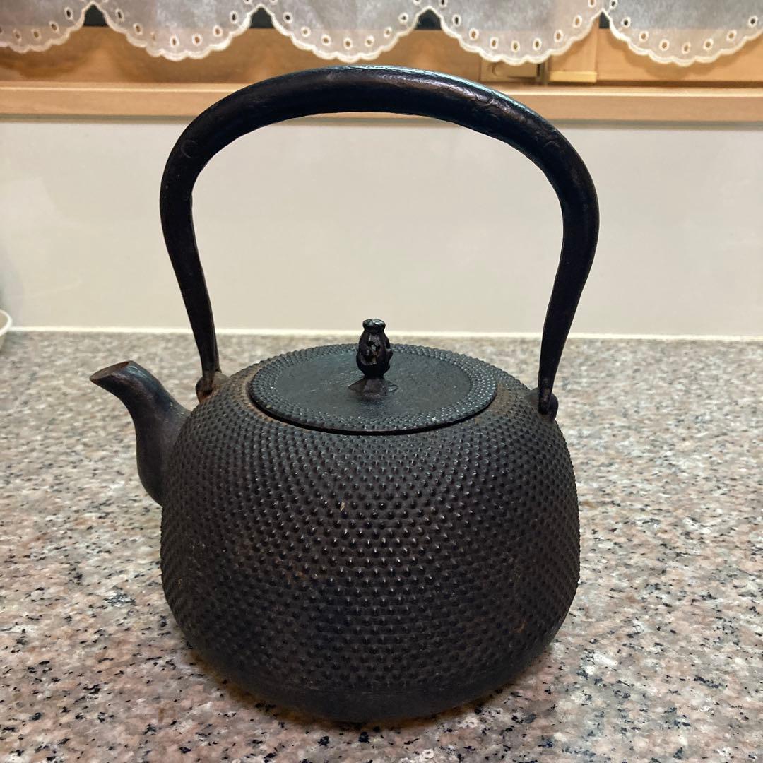 黒い鋳鉄製鉄瓶 突起模様