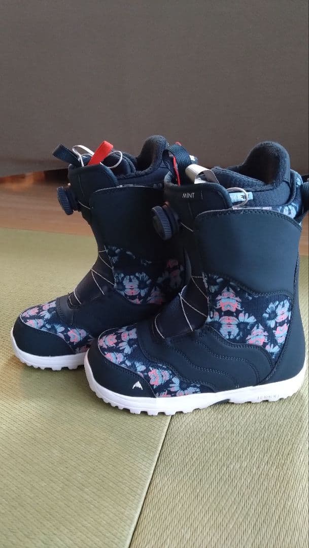 MINT ネイビー/フラワー スノーボードブーツ 女性用