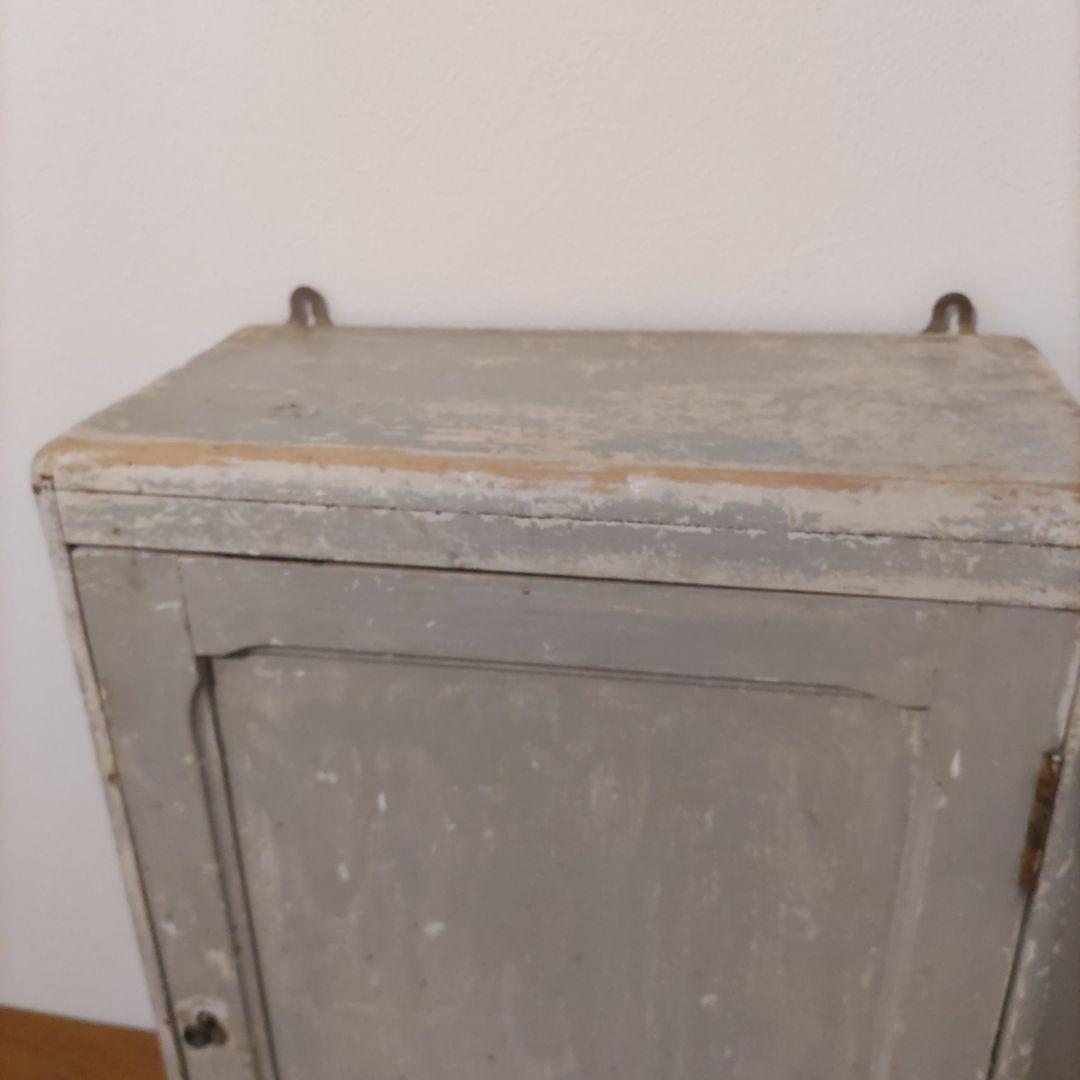 グレーの木製扉付き収納ボックス