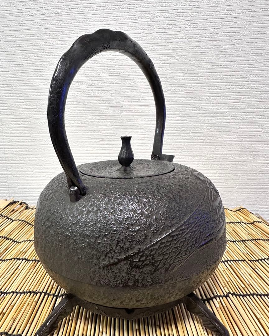 未使用品　供箱付属品付　南部喜州 (及川 喜徳)造　鍛治打袋鉉　１５型　南部鉄瓶