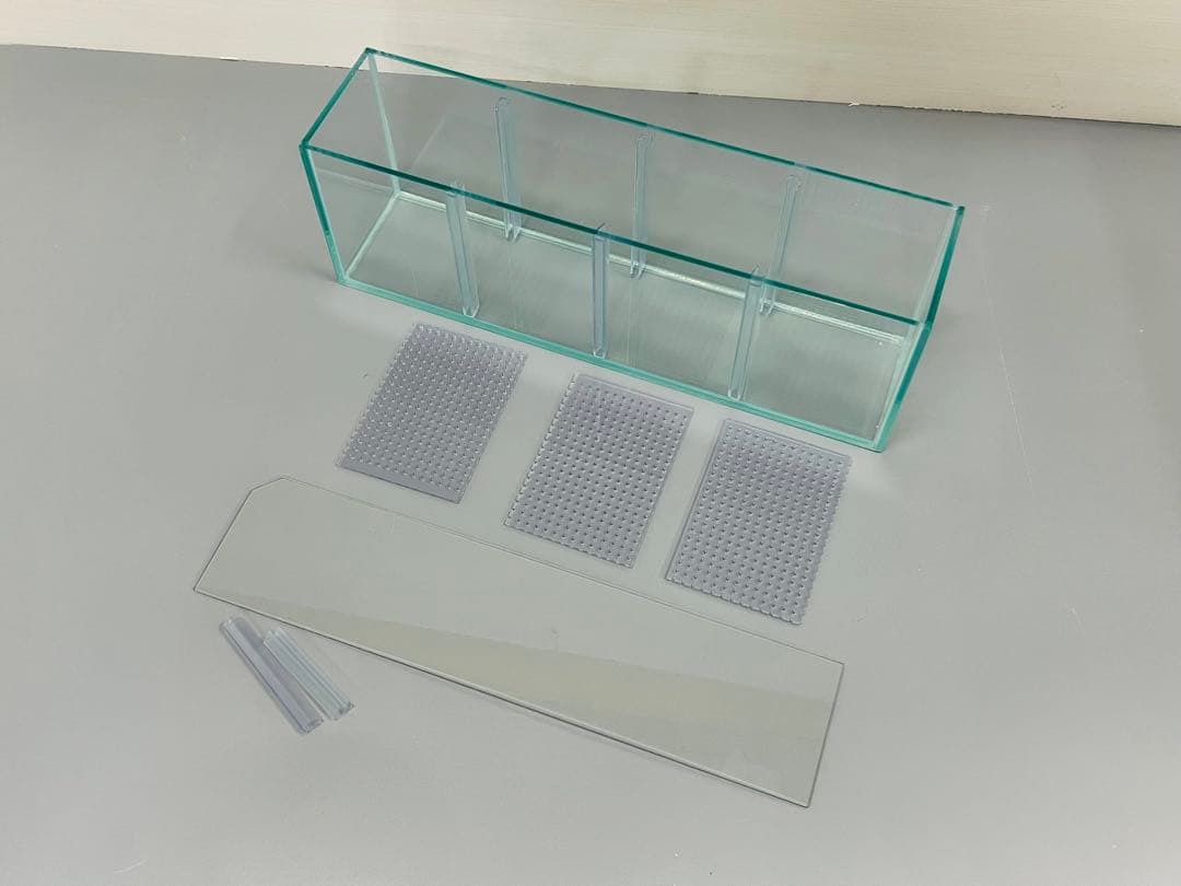 450×110×150㎜ 4室水槽 パンチング仕切り板+ガラス蓋付 未使用品