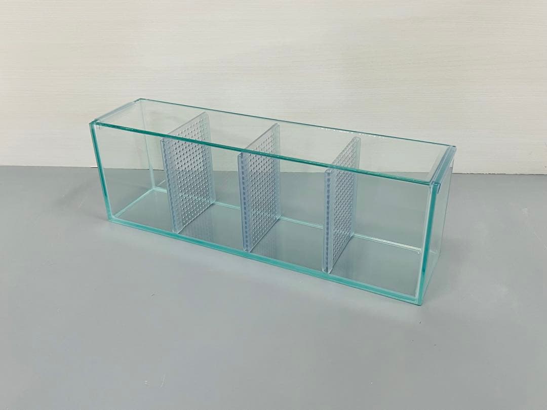 450×110×150㎜ 4室水槽 パンチング仕切り板+ガラス蓋付 未使用品