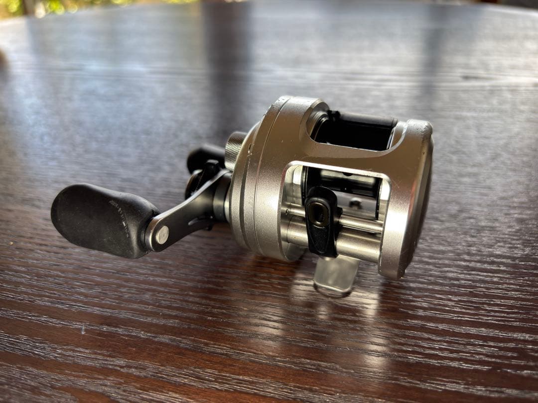 シマノ　12カルカッタ100右ハンドル　02831 (カスタム無し)箱無し