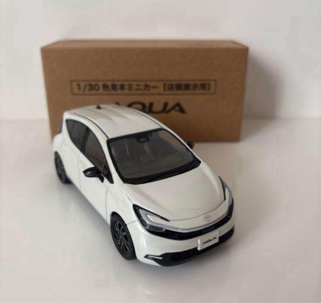 新型アクア 後期型 ミニカーカラーサンプル プラチナホワイトパール【非売品】