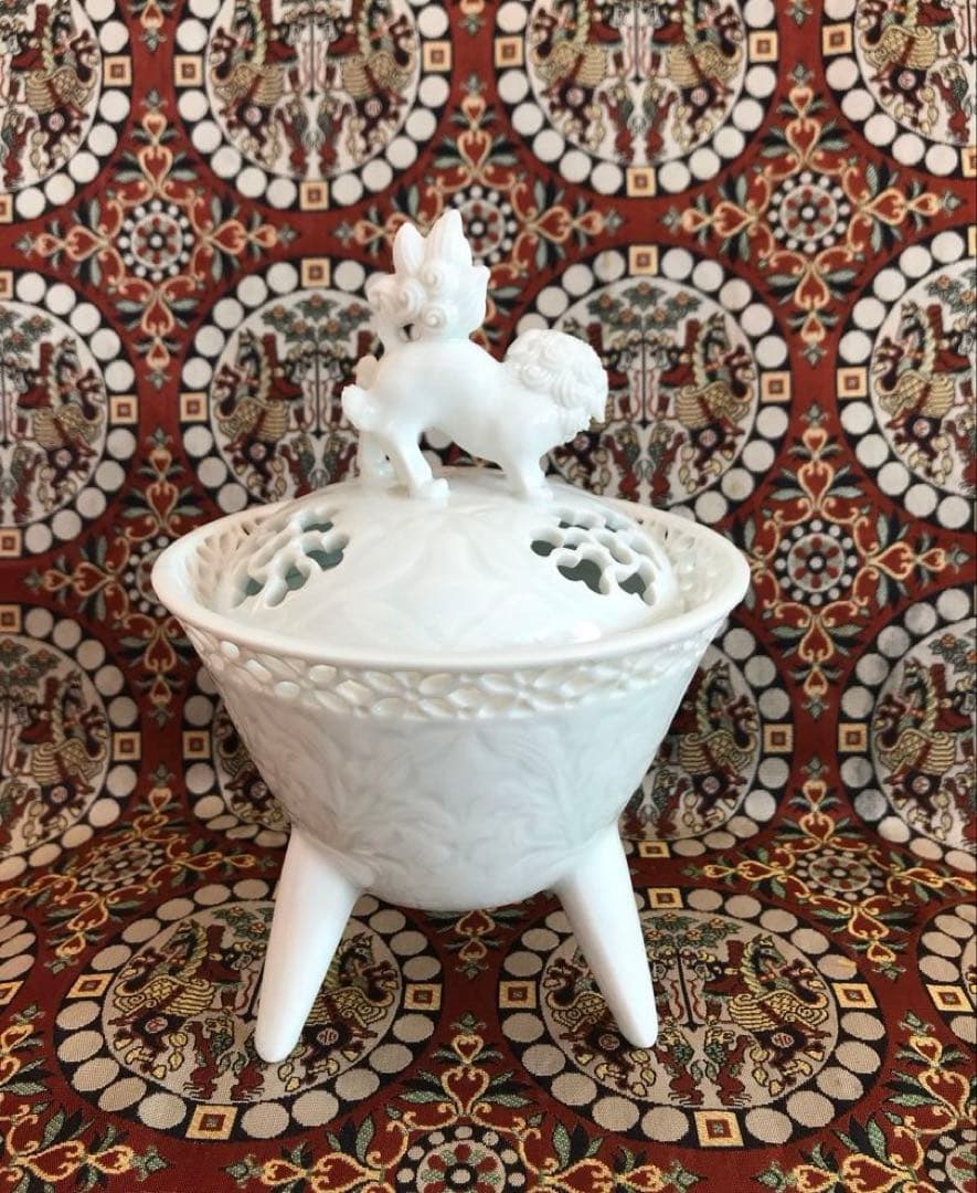 樋渡陶六 青白磁 獅子牡丹唐草文彫　香炉　香爐