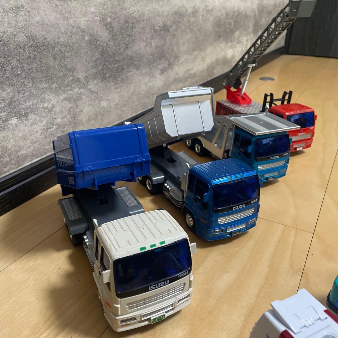 いすゞ　トラック　ゴミ収集車　 はしご車　建設機械　他ミニカーセット