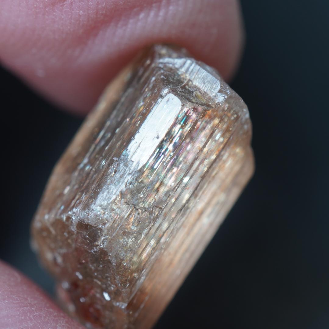 サンストーンスキャポライト　結晶　原石　タンザニア産