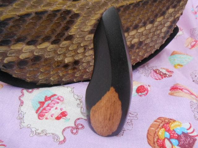 P11現品販売(送料無料)16.980円　沖縄三線専用　蛇皮強化張チーガ、黒檀爪