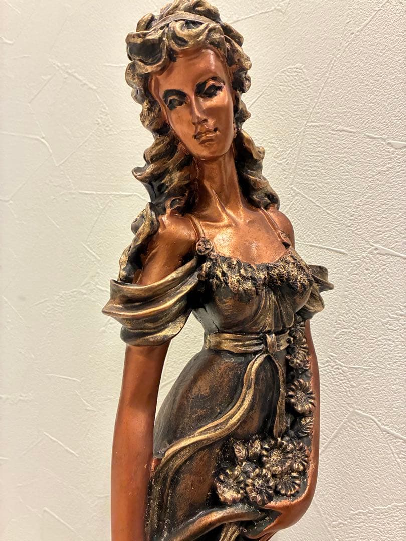 ブロンズカラーの女性と犬の装飾彫像 女性と犬の装飾像