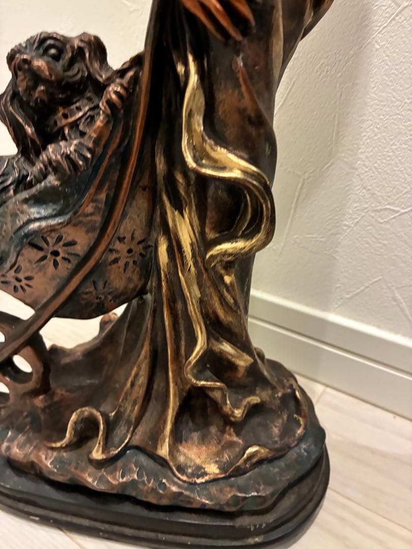 ブロンズカラーの女性と犬の装飾彫像 女性と犬の装飾像