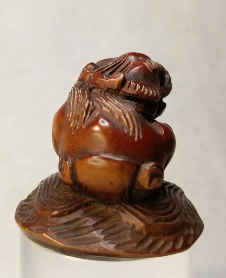 親信 在銘 「玉取り獅子」 柘植彫 根付 江戸時代