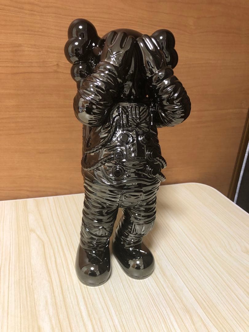 KAWS HOLIDAY SPACE BLACK カウズ　スペース