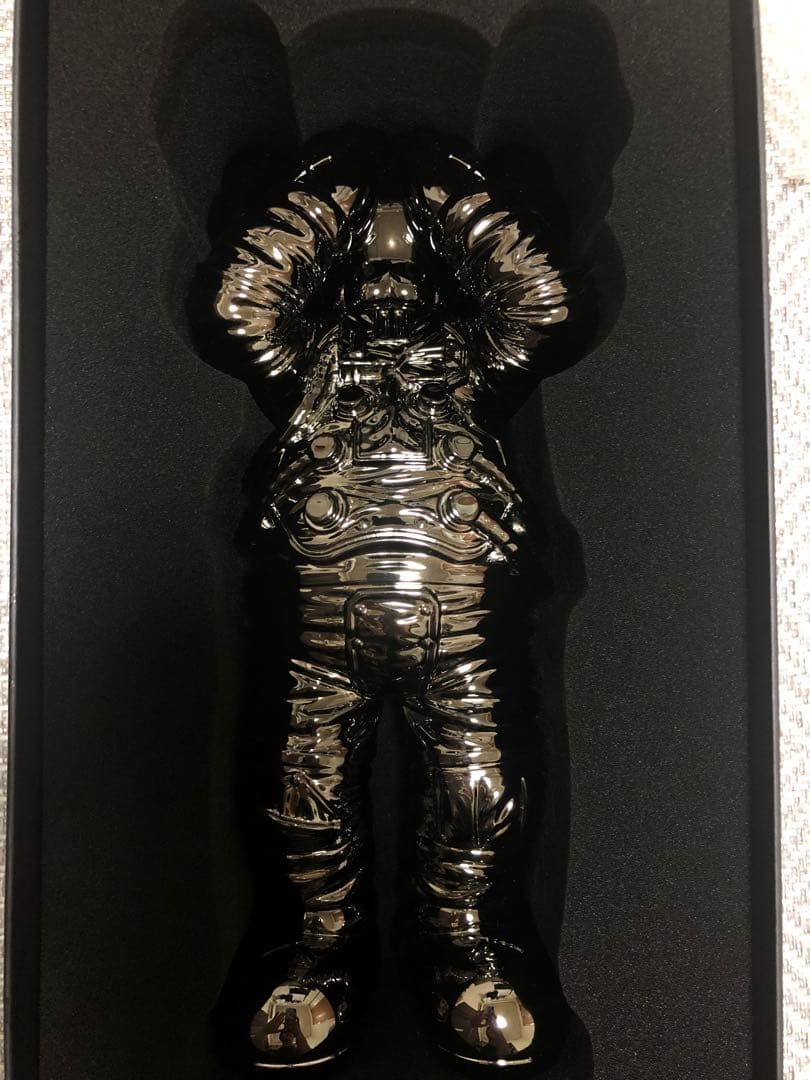 KAWS HOLIDAY SPACE BLACK カウズ　スペース