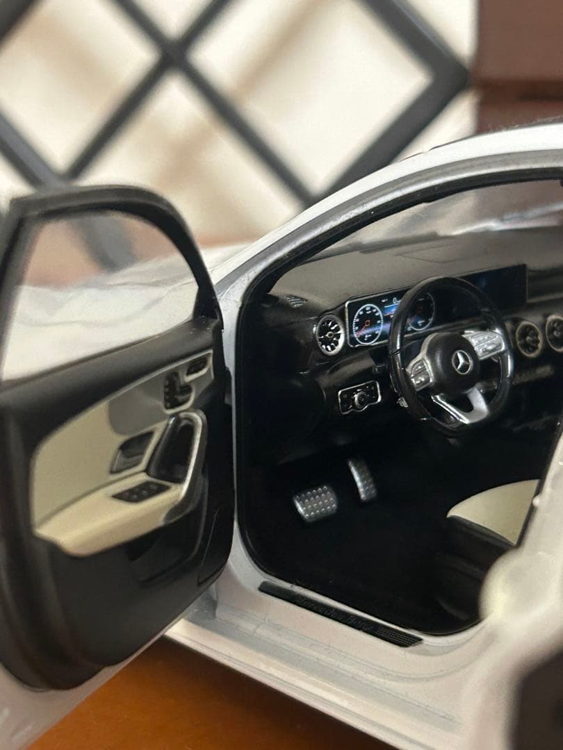 メルセデス・ベンツ A-Klasse 1/18 ホワイト