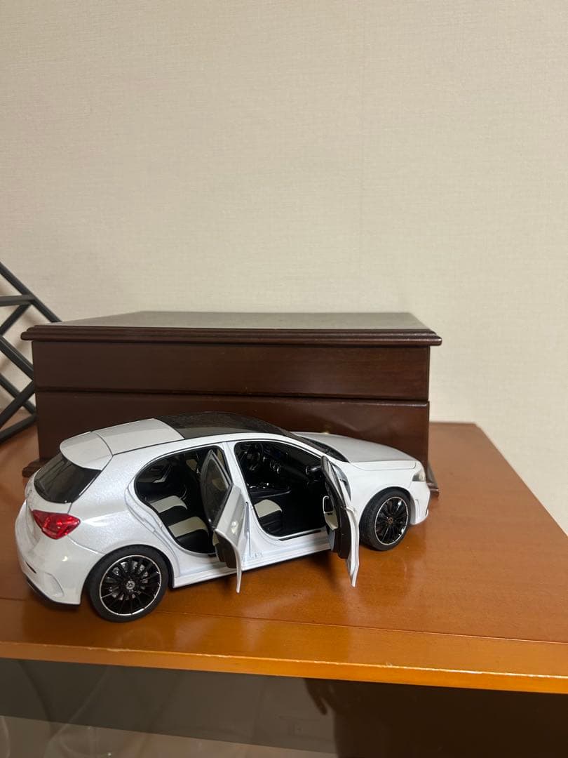 メルセデス・ベンツ A-Klasse 1/18 ホワイト