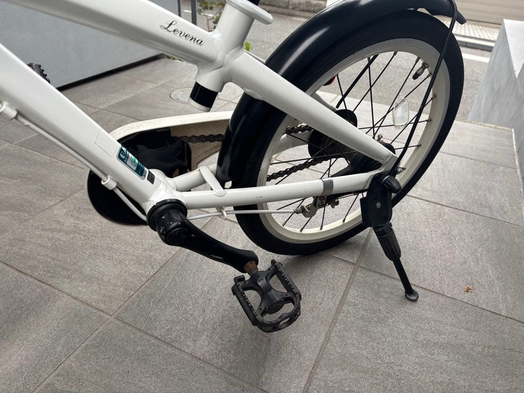 【世田谷区直接引渡希望】ブリヂストン　レベナ　ホワイト　18インチ