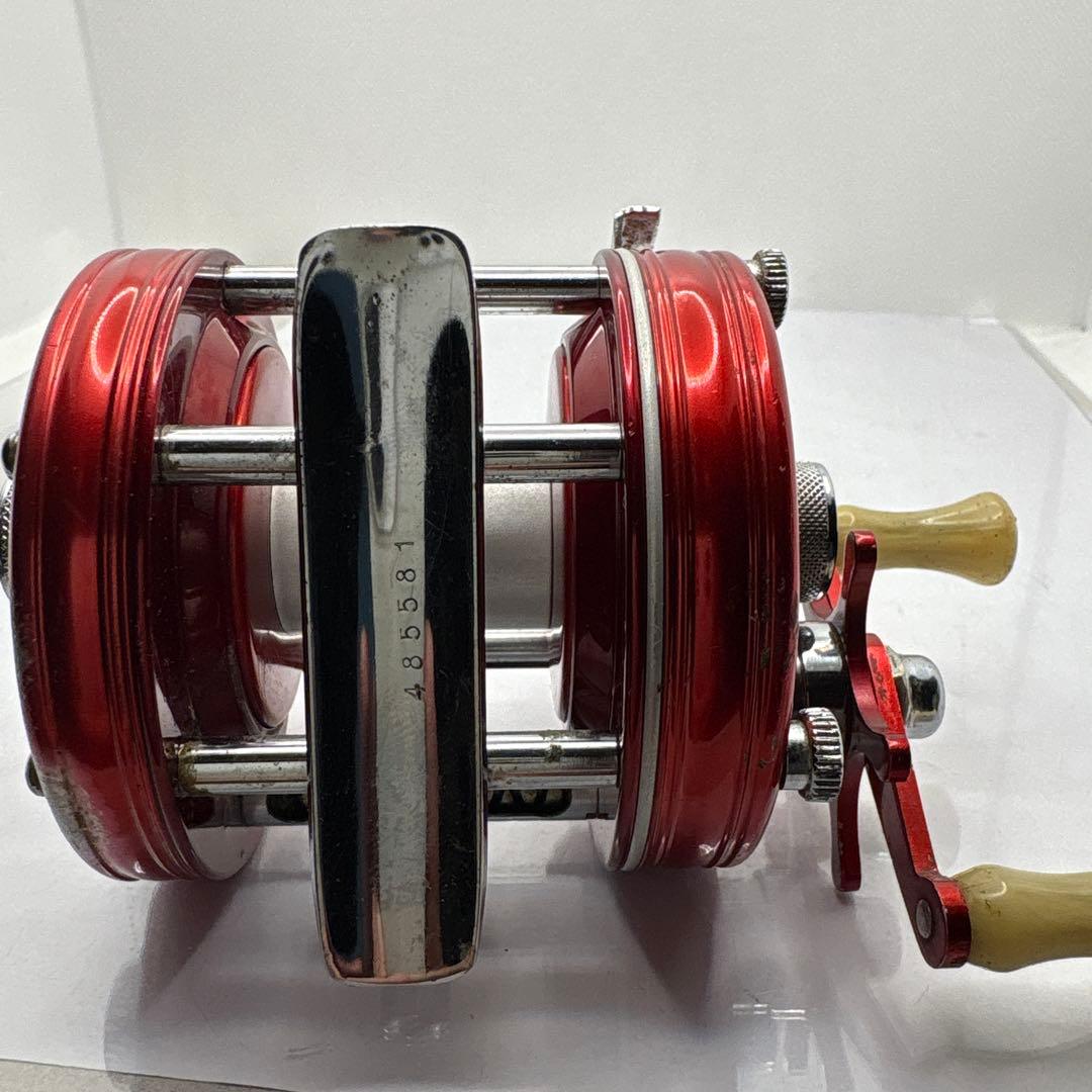 ABU Ambassadeur 5000 レッドベイトリール