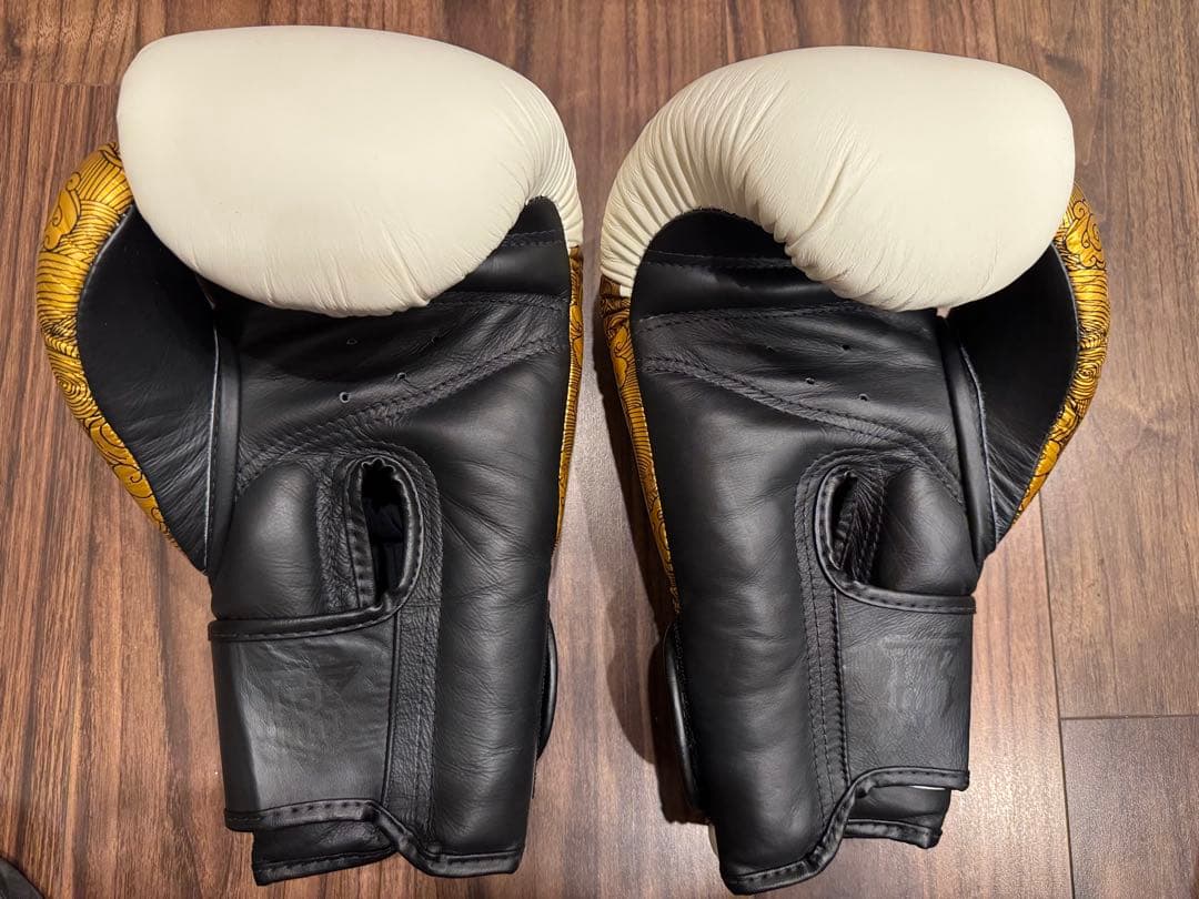 新品未使用品　TOPKING ムエタイグローブ 16oz ゴールド/ブラック