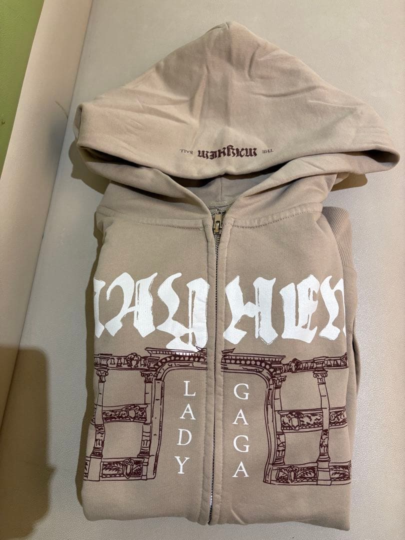 レディーガガ　メイヘムボール　フーディ　L