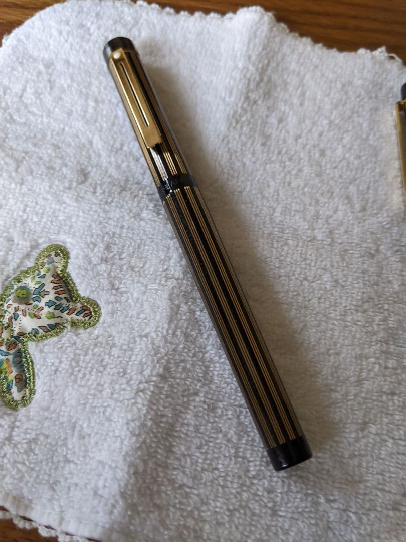 万年筆 黒と金のストライプデザイン