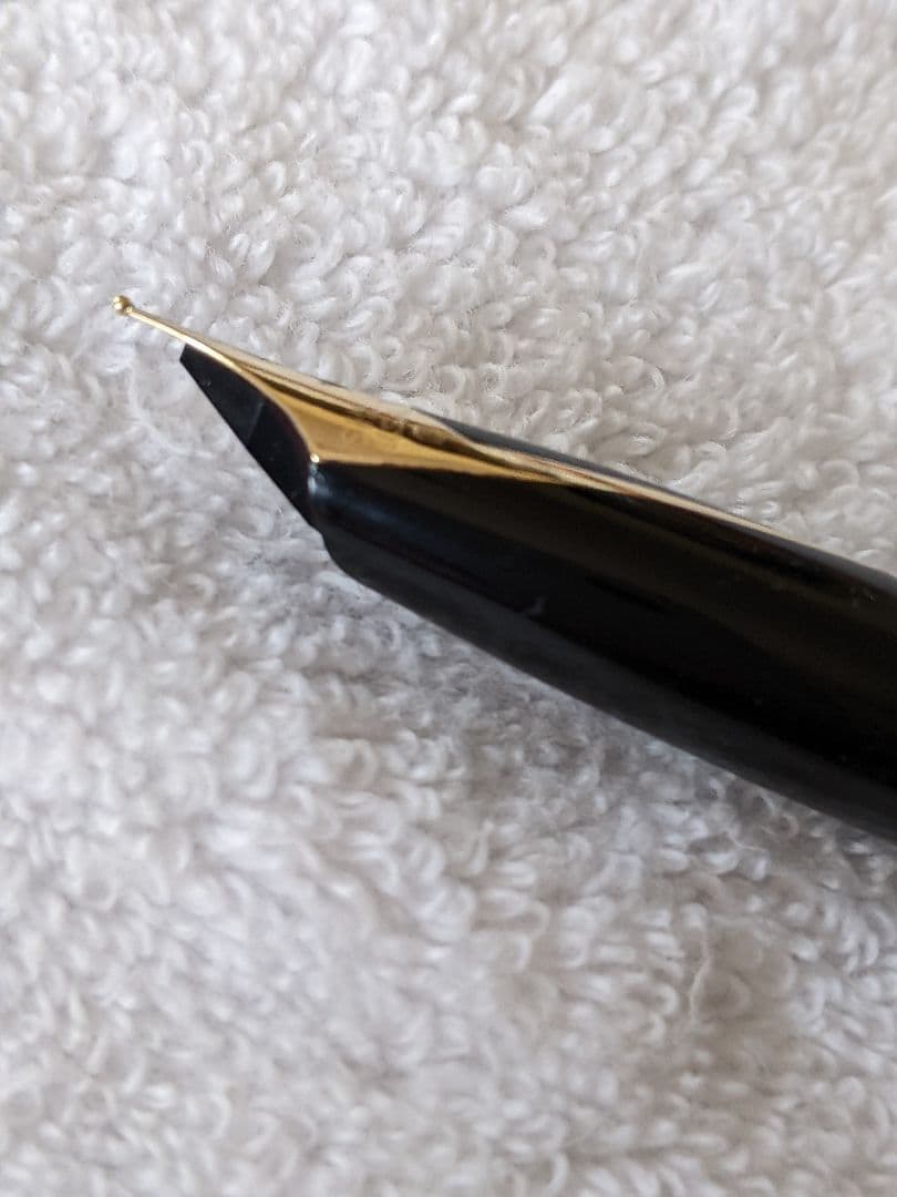 万年筆 黒と金のストライプデザイン