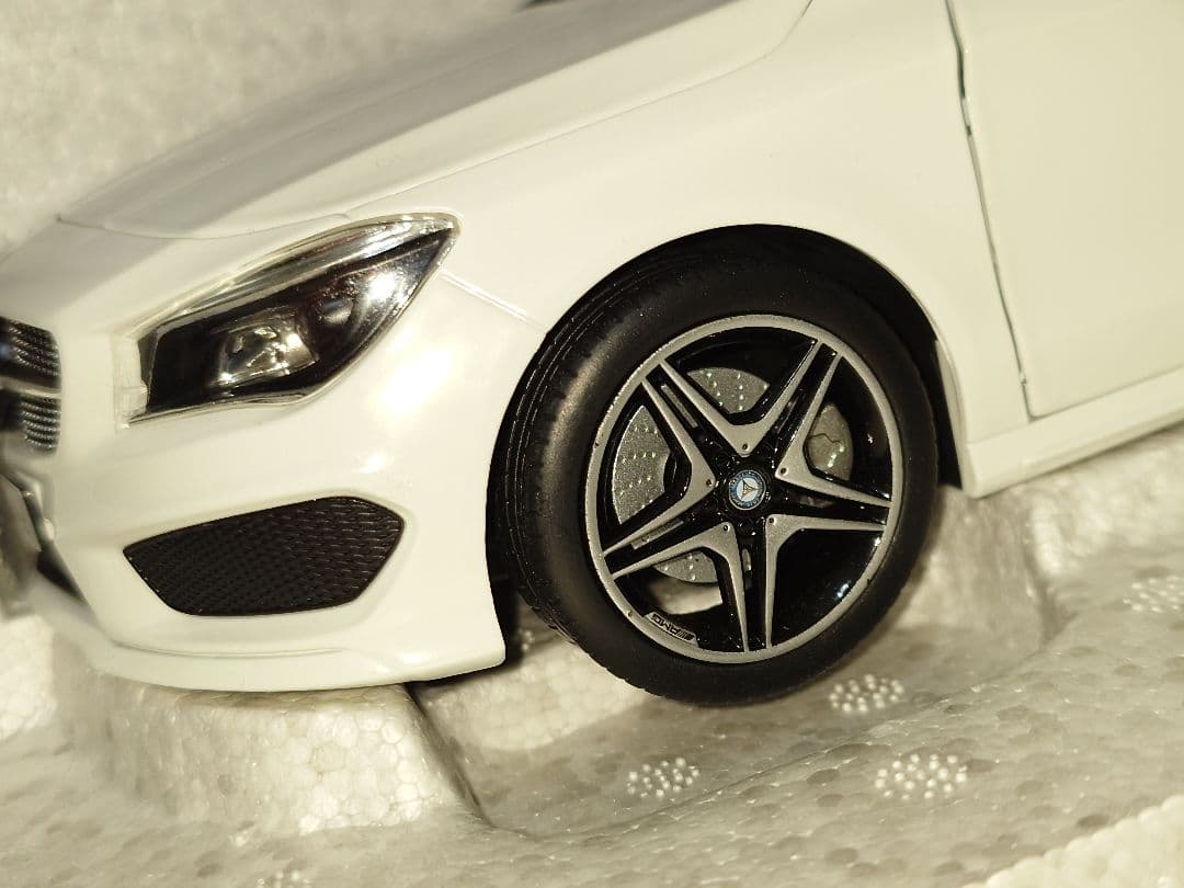 メルセデスベンツ CLAシューティングブレーク 1/18 ミニカー ホワイト