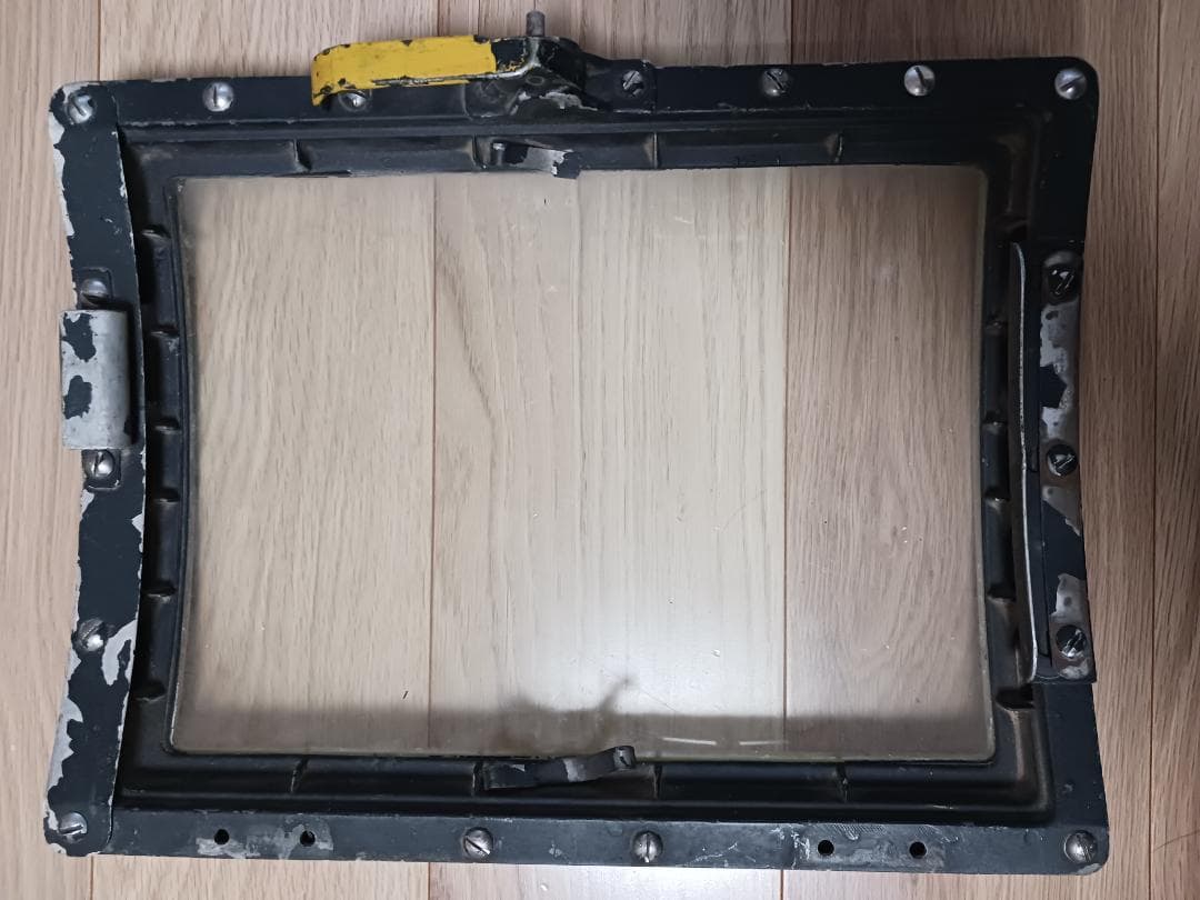 B29爆撃機の部品（窓ガラス）