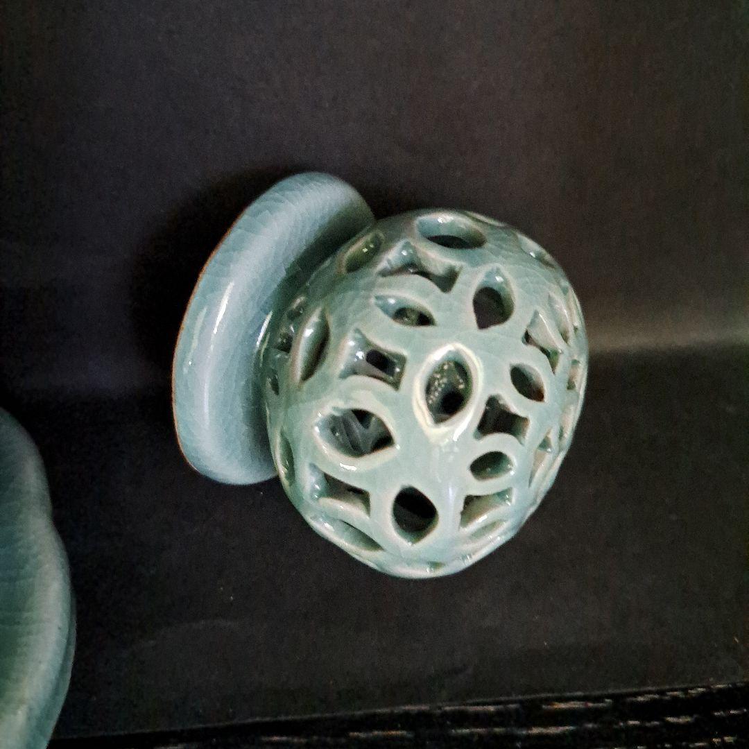 茶道具　青磁蓮型　香炉　三兎台　陽刻蓮型　細密技巧　透し火屋　海青造