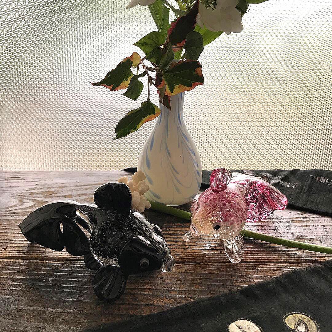 骨董　現代作家物　アート　濃紺　金赤被せ　吹雪紋　金彩爆変　金魚２体