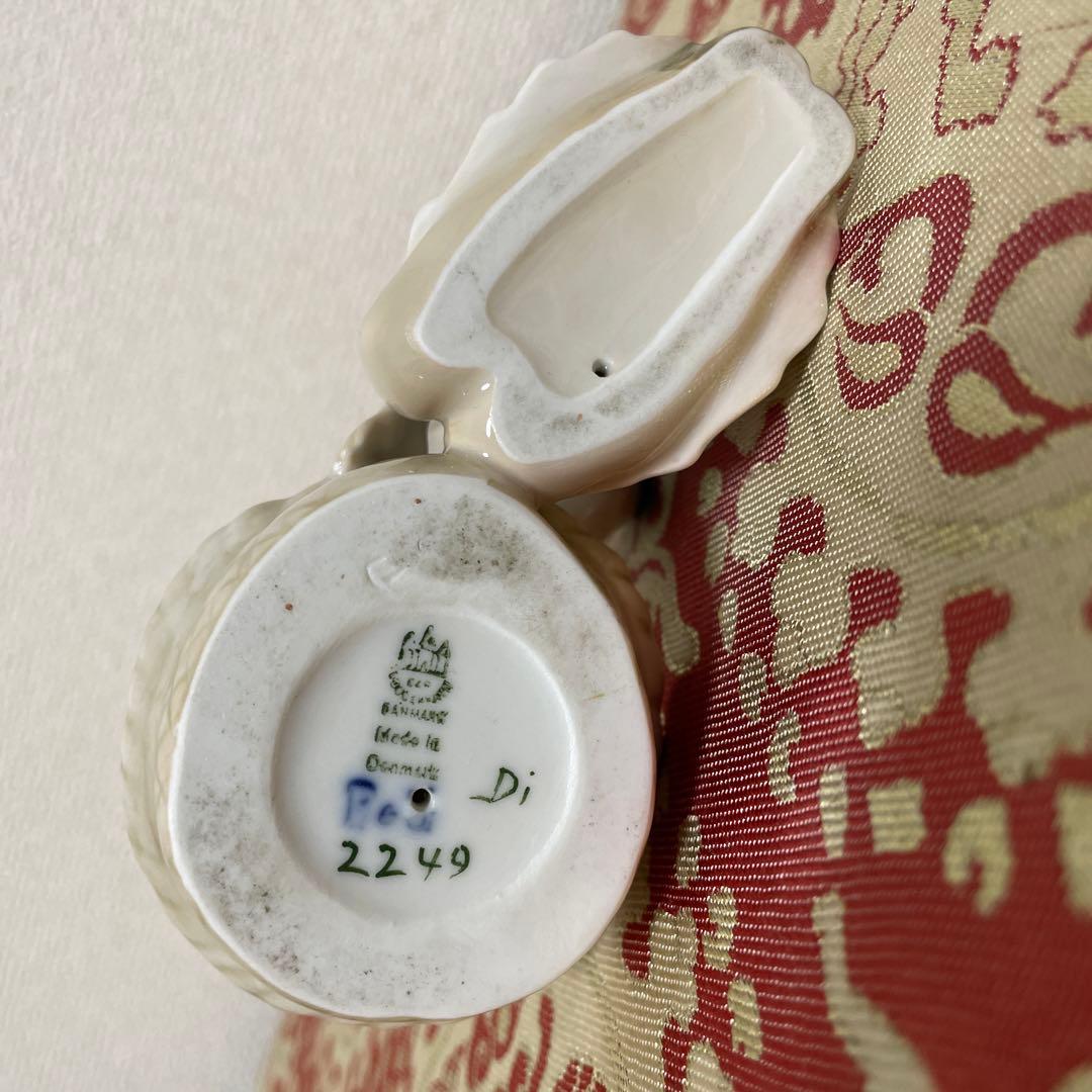 少女と白いネコ・１０cm×１１cm・Ｂ＆Ｇ． ・