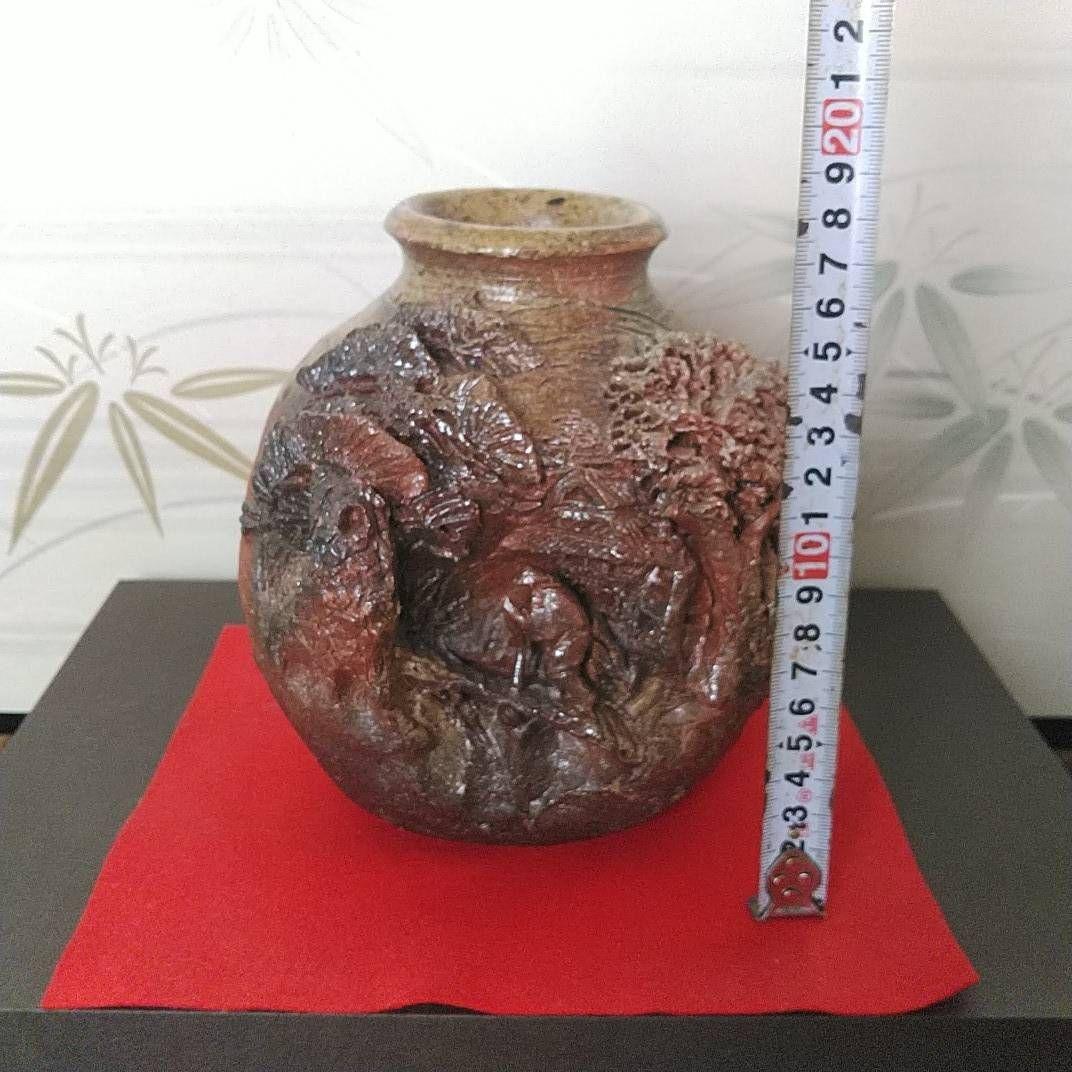 茶色の存在感ある壺(一輪挿し)