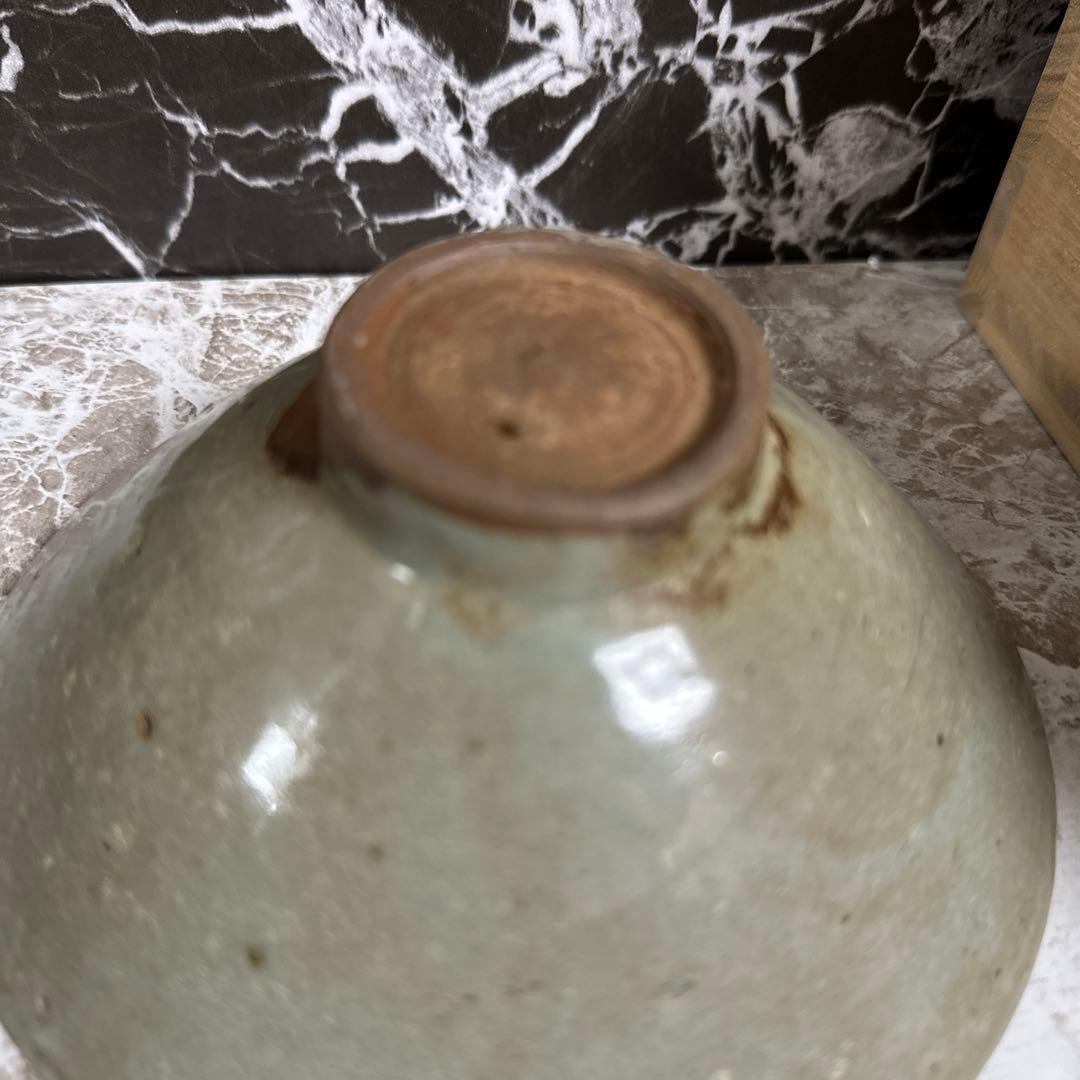 高麗青瓷、平茶碗、高麗末期、李朝初期。帛紗、箱。無傷。