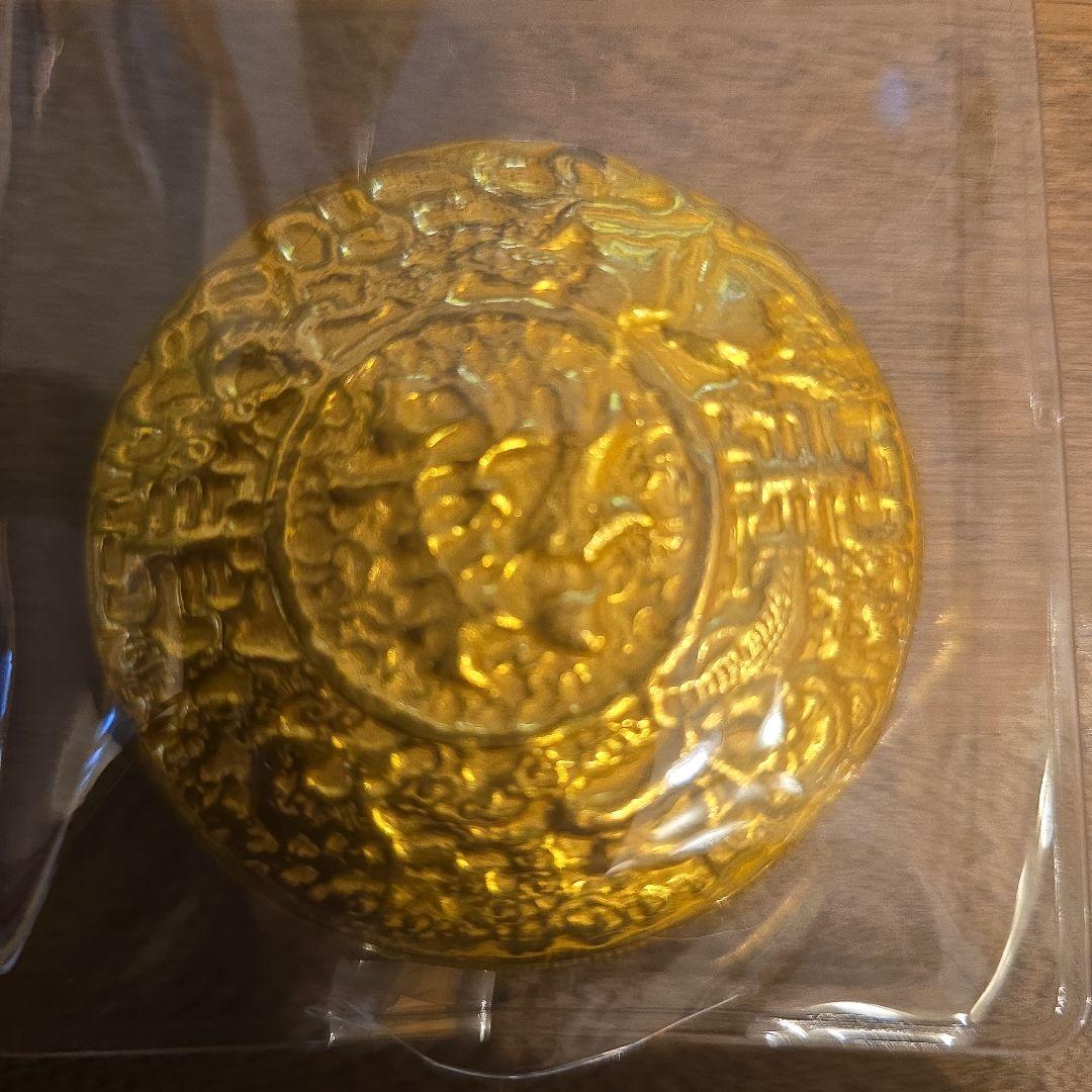 金色の円形 青い石付き