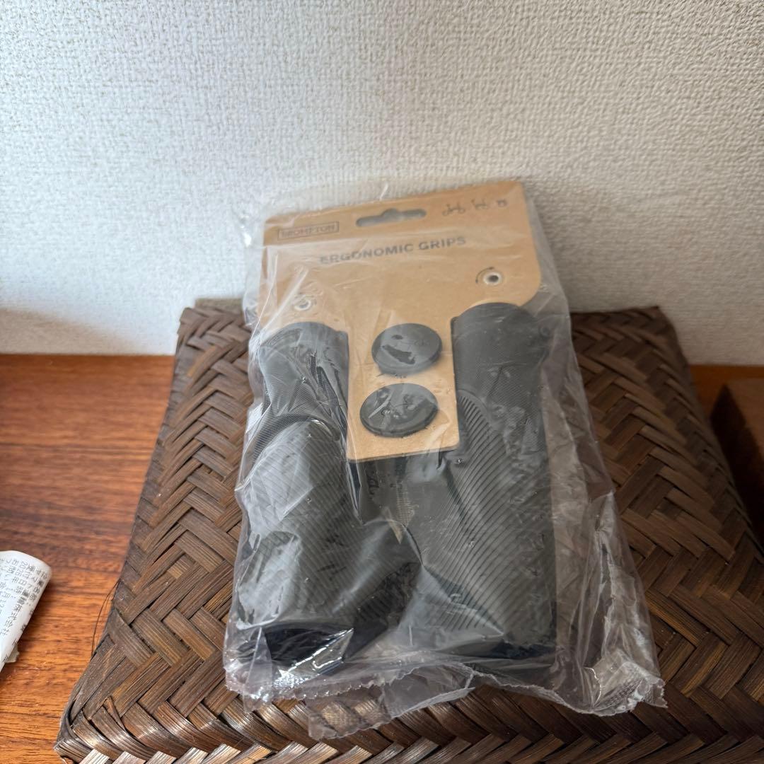 Ergonomic Grips とSuperlight Saddle サドル