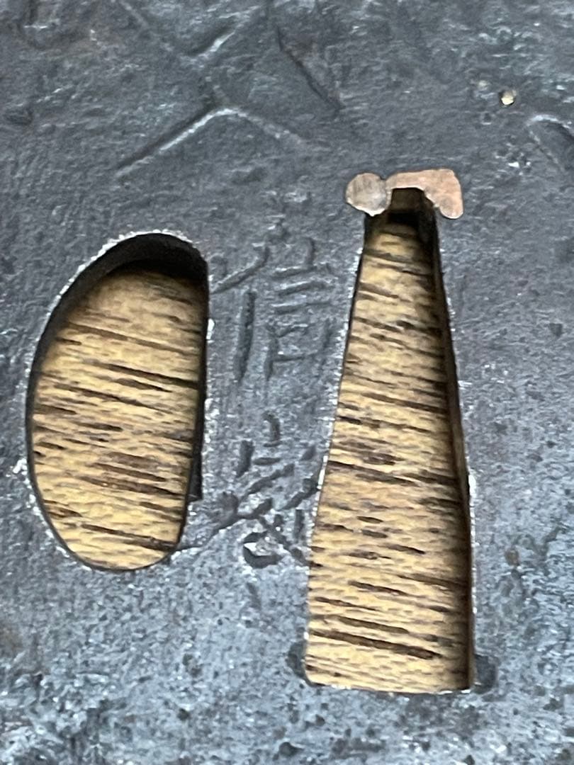 鍔　鉄地　信家の銘有り　大鍔