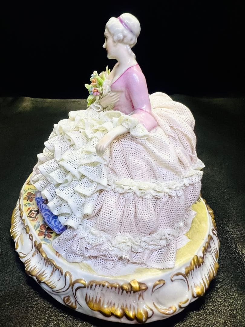 陶器製女性フィギュリン ピンクと白