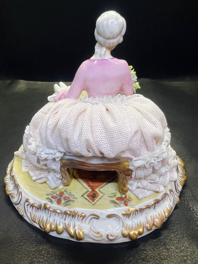 陶器製女性フィギュリン ピンクと白