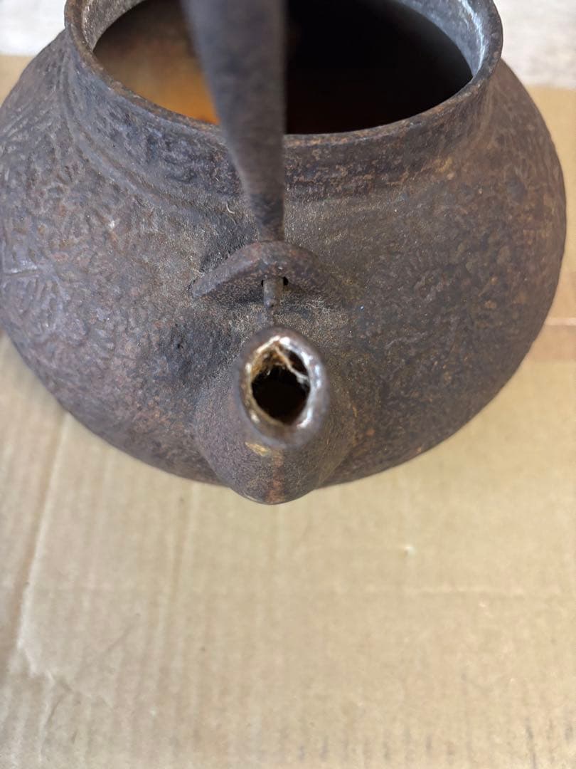 鋳鉄製浮彫り丸型鉄瓶　龍文堂蓋無し