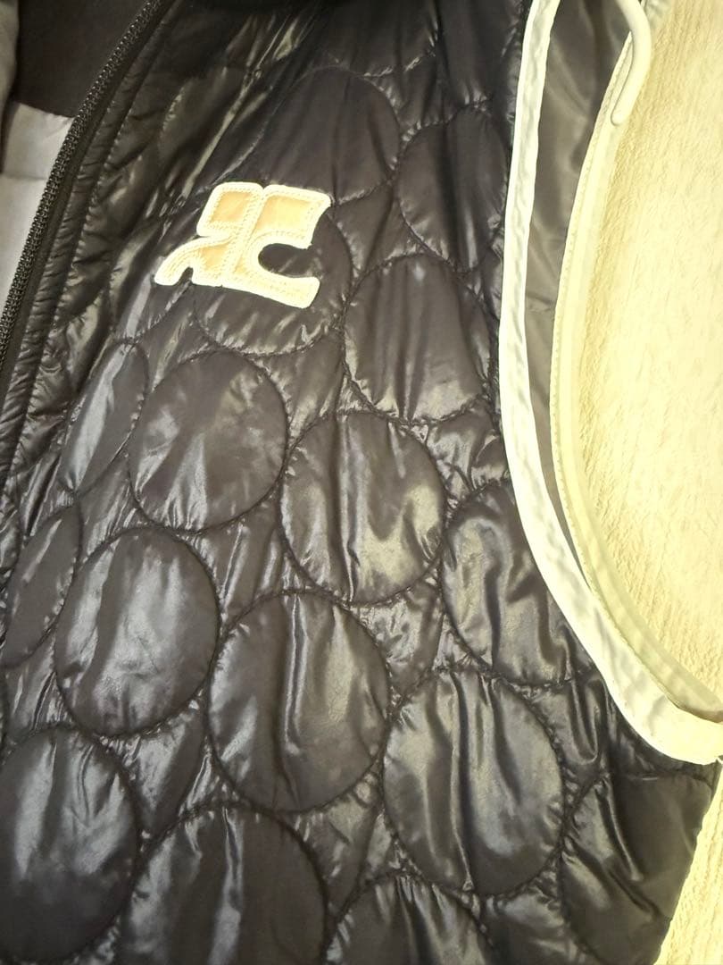 クレージュ　黒　キルティングフード付きジップベスト